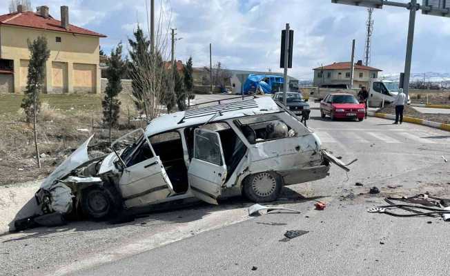 Tırla otomobilin çarpıştığı kazada biri çocuk 4 kişi yaralandı