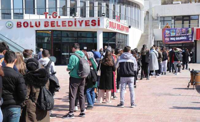 Tiyatro bileti alabilmek için metrelerce kuyruk oluşturdular