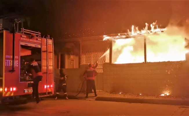 Tokat’ta alevlere teslim olan evden yaşlı adam kurtarıldı