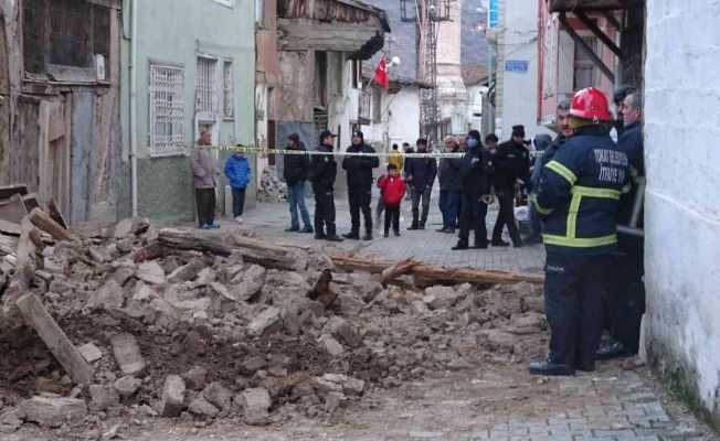 Tokat’ta metruk evin duvarı çöktü