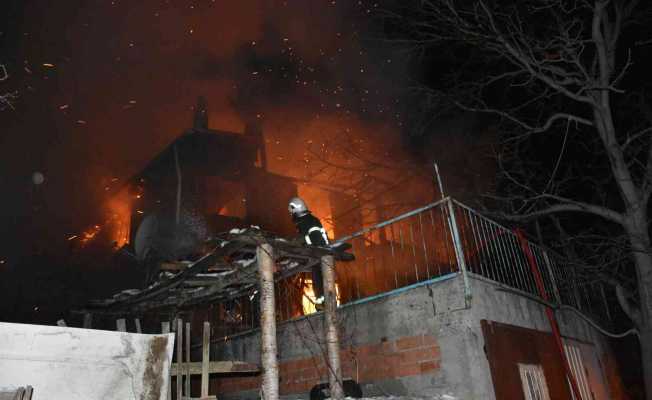 Tosya’da 2 katlı ev yandı, yaşlı çift camdan atlayarak kurtuldu