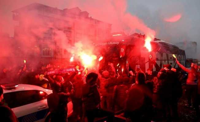 Trabzonspor Of’ta meşalelerle karşılandı