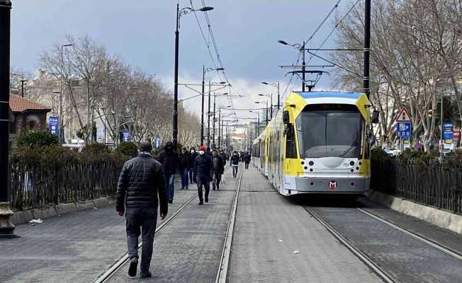 Tramvayda enerji kesildi, yüzlerce yolcu yürümek zorunda kaldı