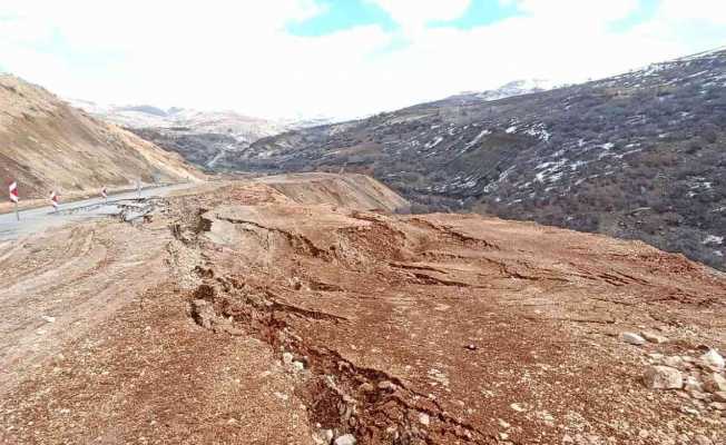 Tunceli’de yağış nedeniyle yol çöktü