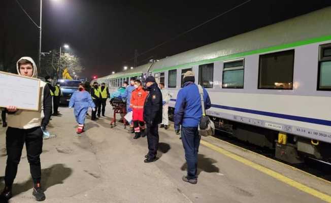 Ukrayna’daki kanser hastası çocuklar ameliyathaneli trenle Polonya’ya geldi