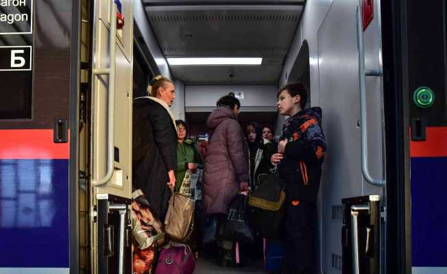 Ukraynalılar kapasitesini aşan trenlerle Polonya’ya göç ediyor