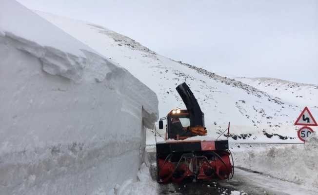 Uludere-Uzungeçit’e çığ düştü, yol saatler sonra ulaşıma açıldı