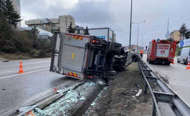 Ümraniye’de kamyonet bariyerlere girerek karşı şeride geçti: 1 yaralı