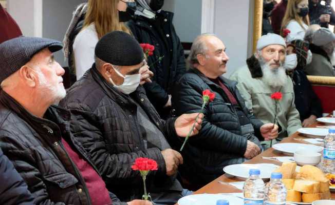 Üniversiteli gençler yaşlılara vefa borcunu yemekle ödedi