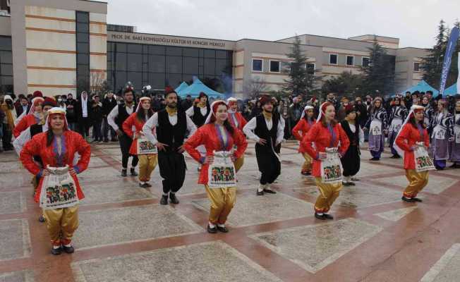 Üniversiteli gençlerden kar altında nevruz kutlaması