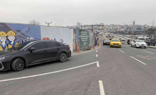 Unkapanı’ndaki tramvay alt geçit çalışması yayaları tehlikeye atıyor