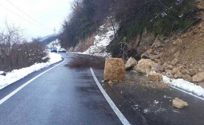 Ünye’de toprak kayması sebebiyle kaya parçaları yola savruldu