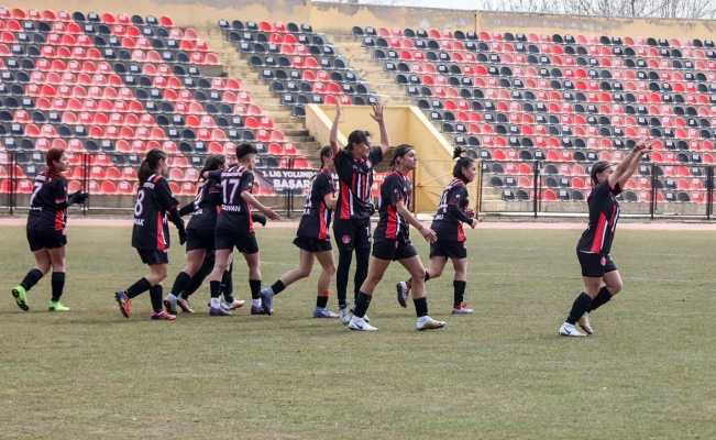 Uşak Kadın Futbol Takımı ilk maçından galibiyetle ayrıldı