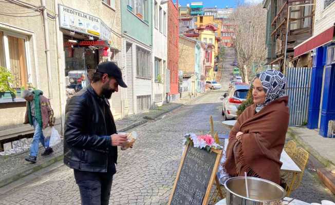 Üsküdar’da bir işletme Çanakkale Zaferi anısına hoşaf ve ekmek dağıttı