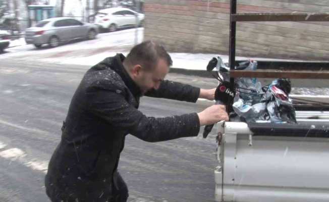 Üsküdar’da yolda kalan sürücülerin yardımına gazeteciler yetişti