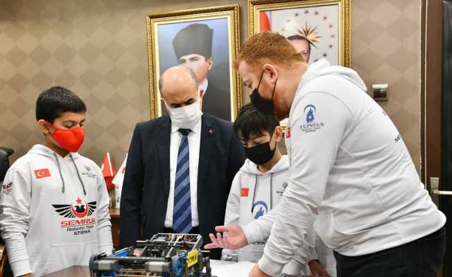 Vali Dağlı’dan dünyanın en büyük robotik yarışmasına katılacak gençlere tebrik