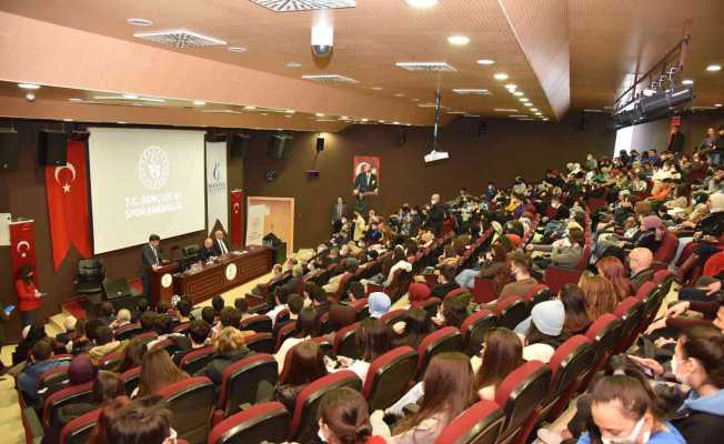 Vali Karadeniz, gençlerle bir araya geldi