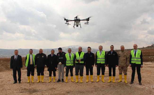 Vali Ömer Toraman, lavanta bahçesini dron ile ilaçladı