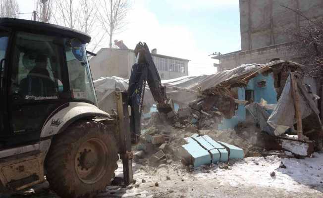 Van’da göçmenlerin kaldığı ‘şok ev’ yıktırıldı