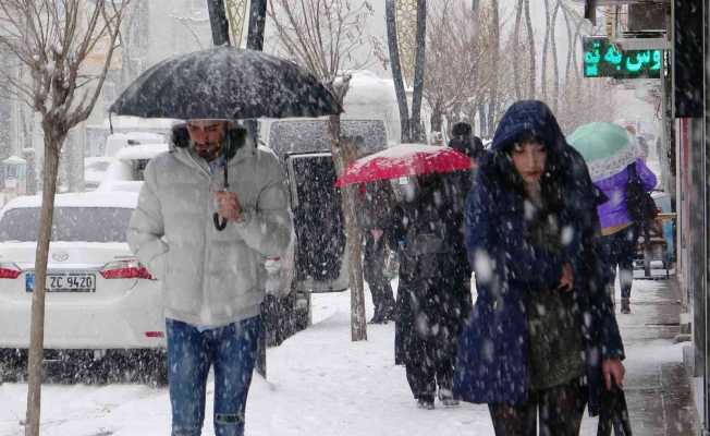 Van’da kardan 318 yerleşim yerinin yolu ulaşıma kapandı