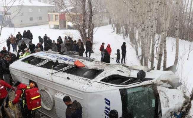 Van’da yolcu minibüsü devrildi: 14 yaralı