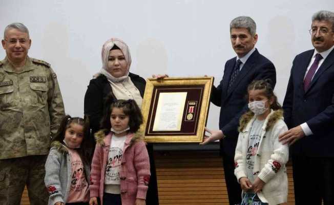 Vanlı şehit ailelerine ‘Devlet Övünç Madalyası’ takdim edildi