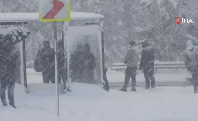 Vatandaşlar kar altında işe gitmek için yollara düştü