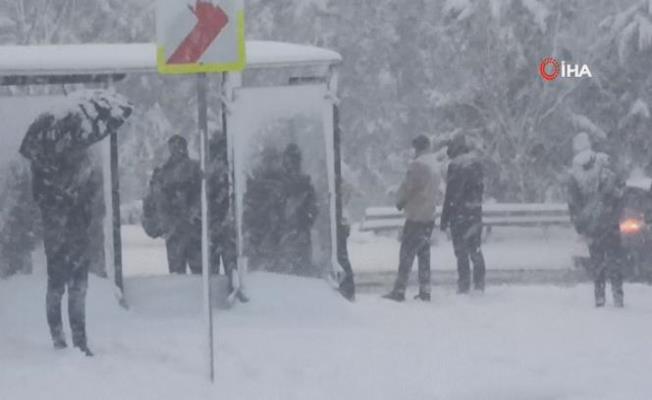 Vatandaşlar kar altında işe gitmek için yollara düştü