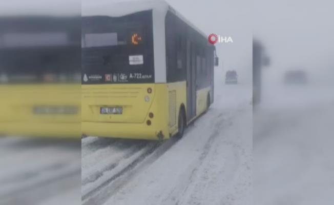 Vatandaşlar yolda kalan İETT otobüsünü böyle itti