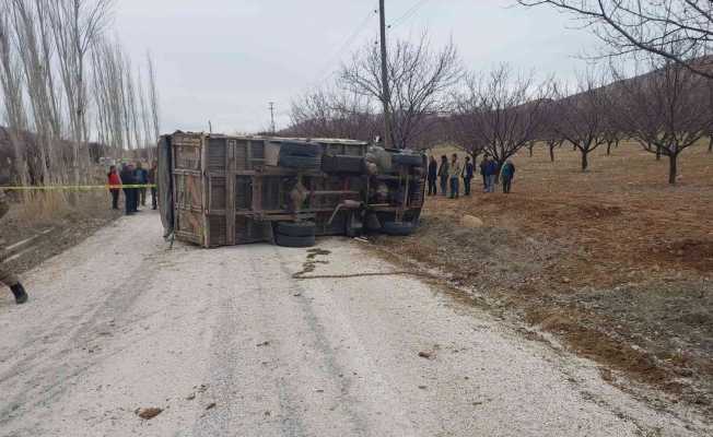 Virajı alamayan kamyon devrildi: 1 ölü, 1 yaralı