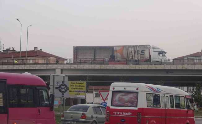 Yalova’da bariyere çarpan tırdaki külçe kurşun yola saçıldı