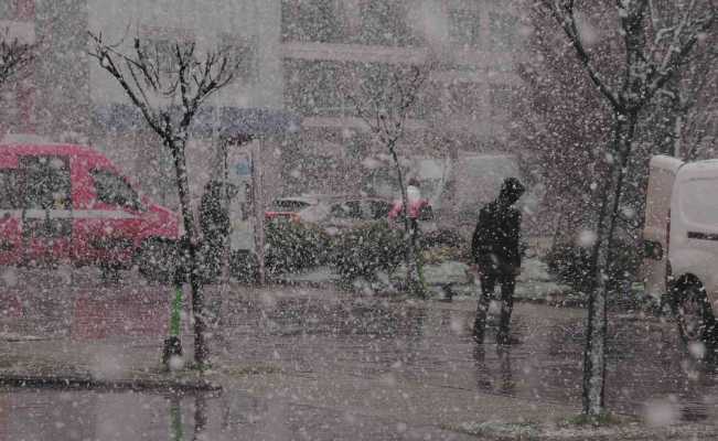 Yalova’da kar yağışı hayatı olumsuz etkiliyor