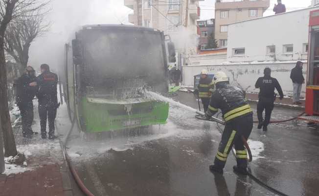 Yangını söndürebilmek için ter döken itfaiye erleri ile tartıştı