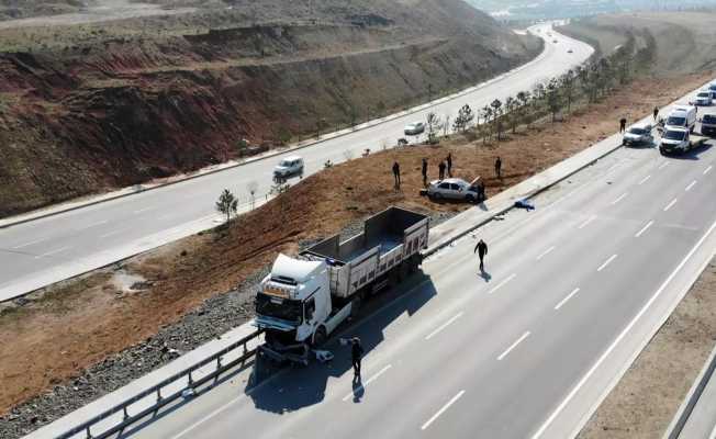 Yolda bozulan aracı kontrol eden tamirci tırın altında kaldı