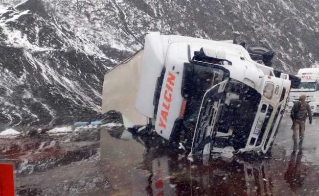 Yoldan çıkan tır devrildi