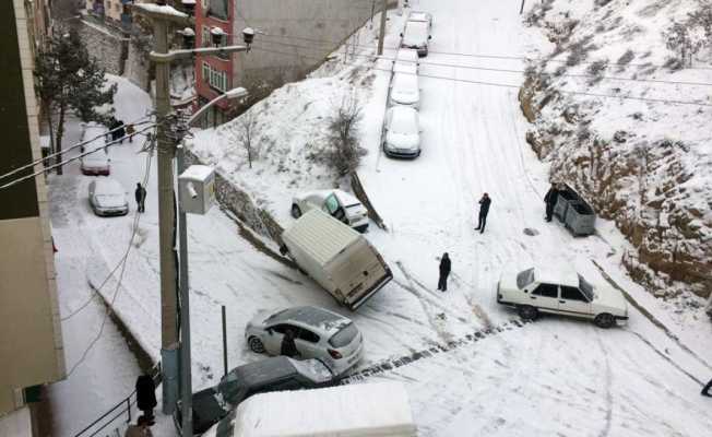 Yollar tuzlanmayınca kazalar ardı ardına geldi