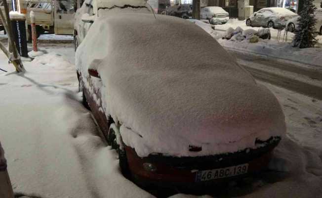 Yüksekova’da araçlar kara gömüldü