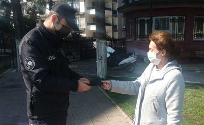 Yürüyüş yaparken bulduğu cüzdanı polise teslim etti