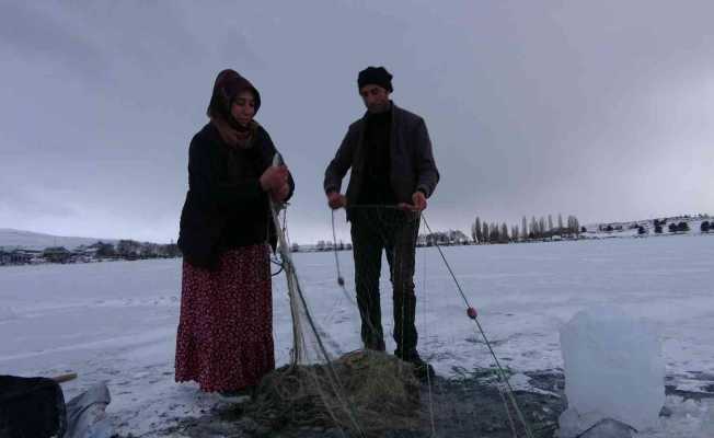 Yüzeyi donan Çıldır Gölü’nde Eskimo usulü balık avı