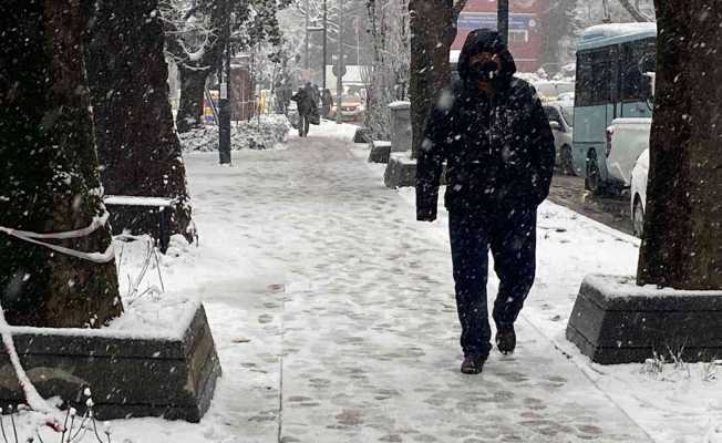 Zonguldak’ta kar etkisini sürdürüyor, 107 köy yolu ulaşıma kapalı