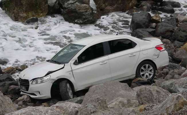 Zonguldak’ta otomobil sahil kenarına uçtu: 1 yaralı