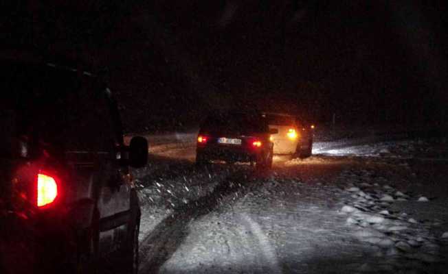 Zonguldak’ta yoğun kar sürücülere zor anlar yaşattı