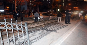 Konya'da Otomobil tramvay hattına düştü: 1 yaralı